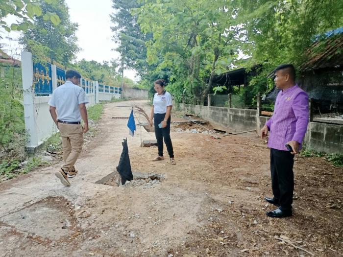 การลงพื้นที่ตรวจถนนคอนกรีตเกิดการชำรุดเสียหาย