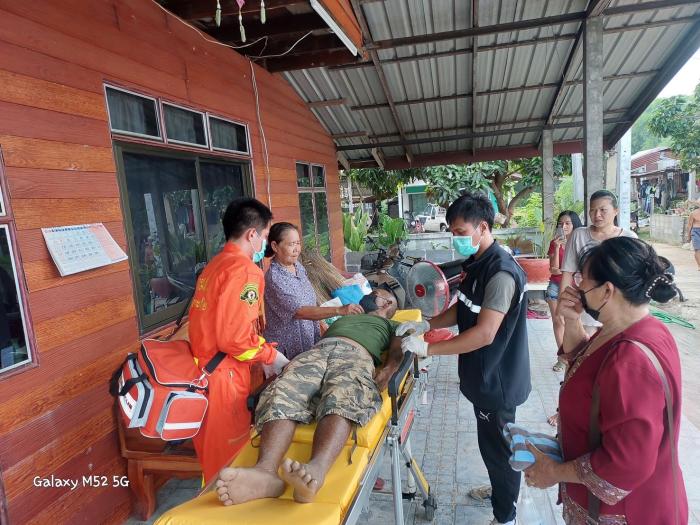 งานป้องกันฯ นำรถกู้ชีพส่งผู้ป่วย รพ. ชุมแพ